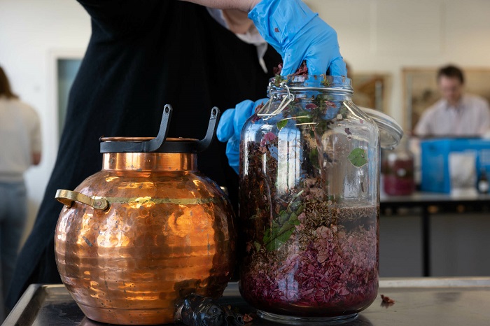 Làm thế nào để nghiên cứu và tái cấu trúc mùi hương quá khứ?