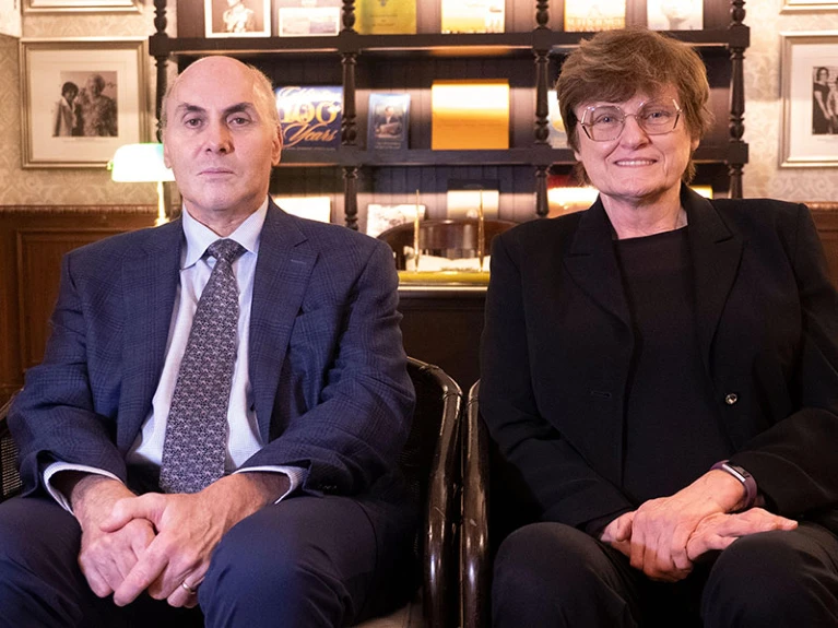 Những nhà tiên phong của vaccine mRNA chống COVID thắng giải Nobel Y sinh 2023