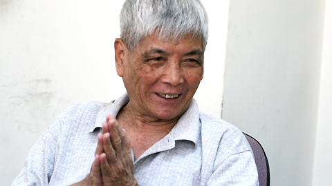 Nhà thơ Việt Phương: Cỏ dọc đường trần