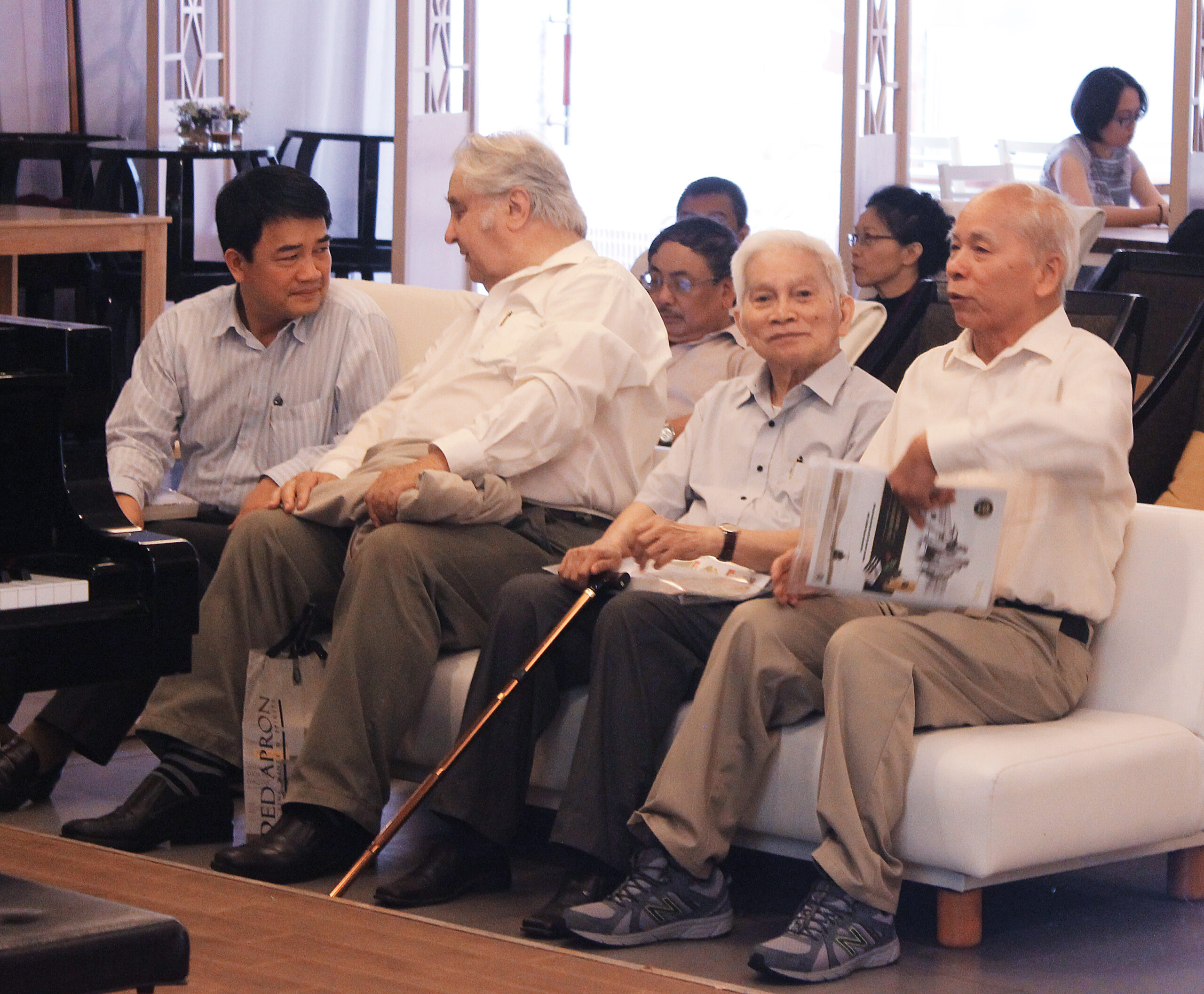 Tia Sáng – Một không gian đối thoại của trí thức