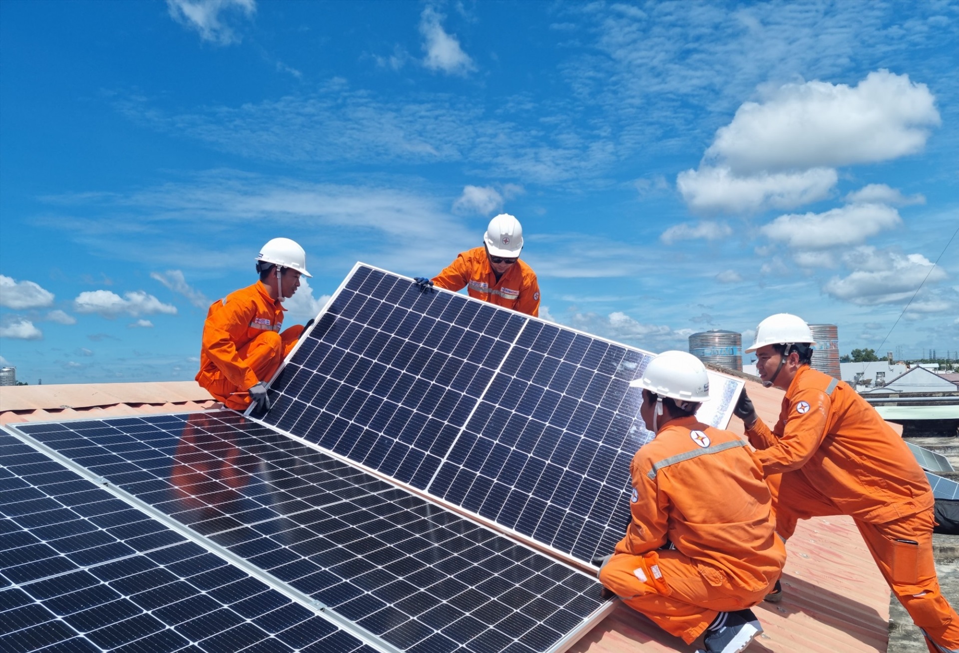 Hệ thống pin lưu trữ điện năng: Nút thắt cho năng lượng tái tạo ?