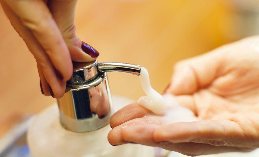 Sữa rửa mặt tẩy da chết làm tăng phát thải vi nhựa vào môi trường  