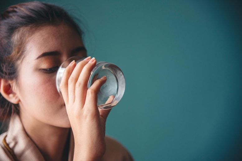 Uống quá ít nước khiến cơ thể dễ căng thẳng