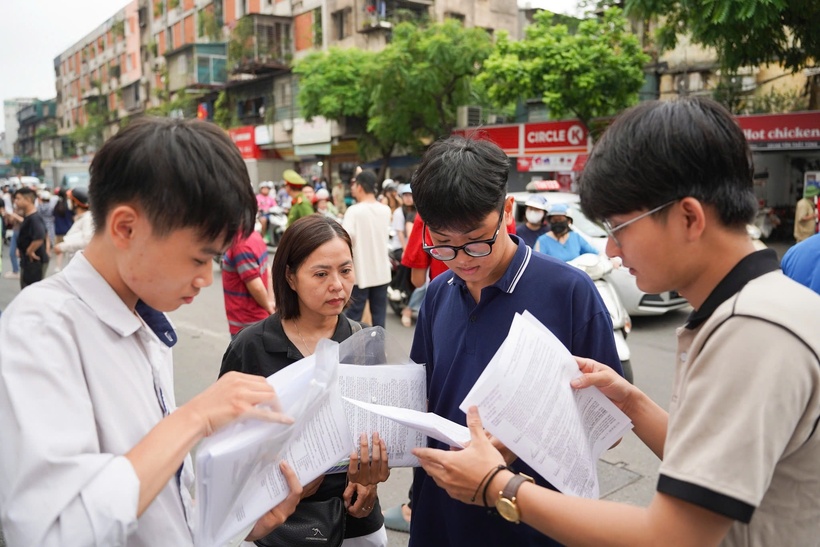Kỳ thi Tốt nghiệp THPT: Duy trì chuẩn học thuật tối thiểu và sự công bằng dữ liệu Kỳ thi Tốt nghiệp THPT: Duy trì chuẩn học thuật tối thiểu và sự công bằng dữ liệu