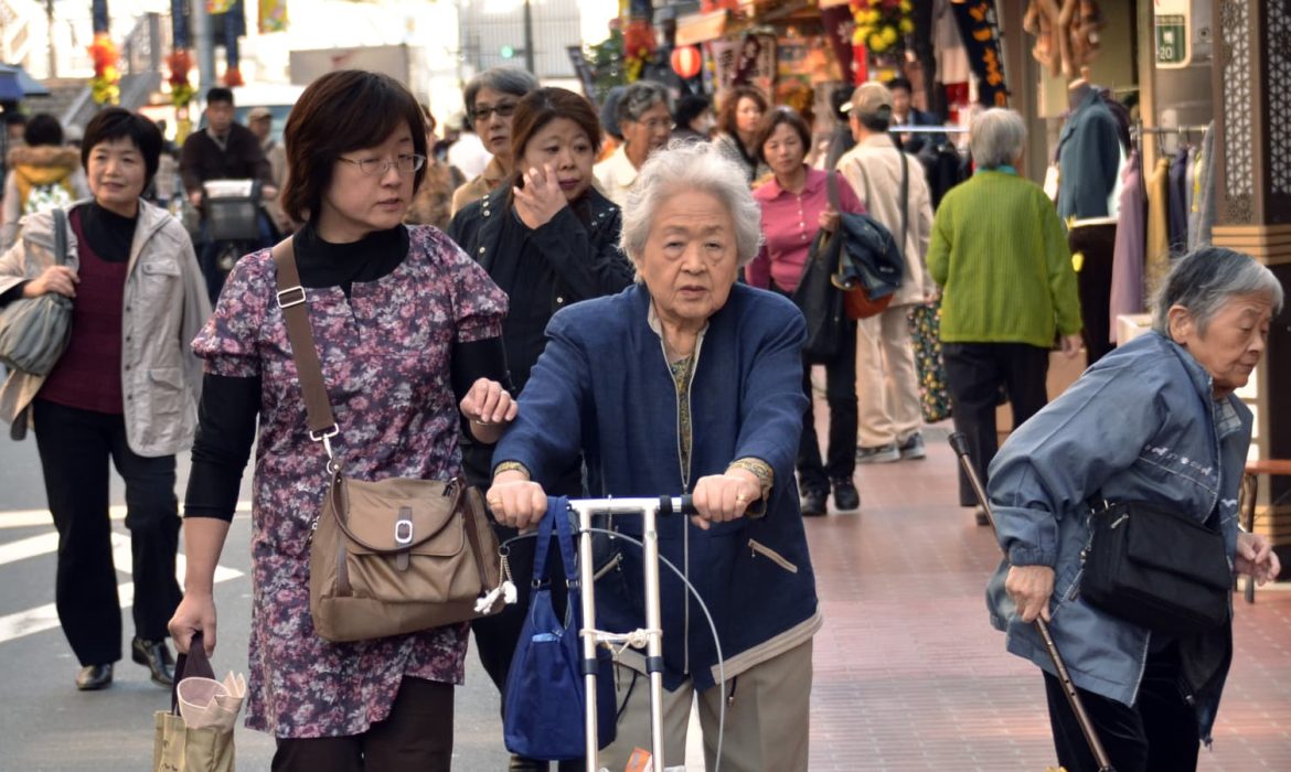 Khám phá các cơ chế chính tác động enzyme liên quan lão hóa và ung thư