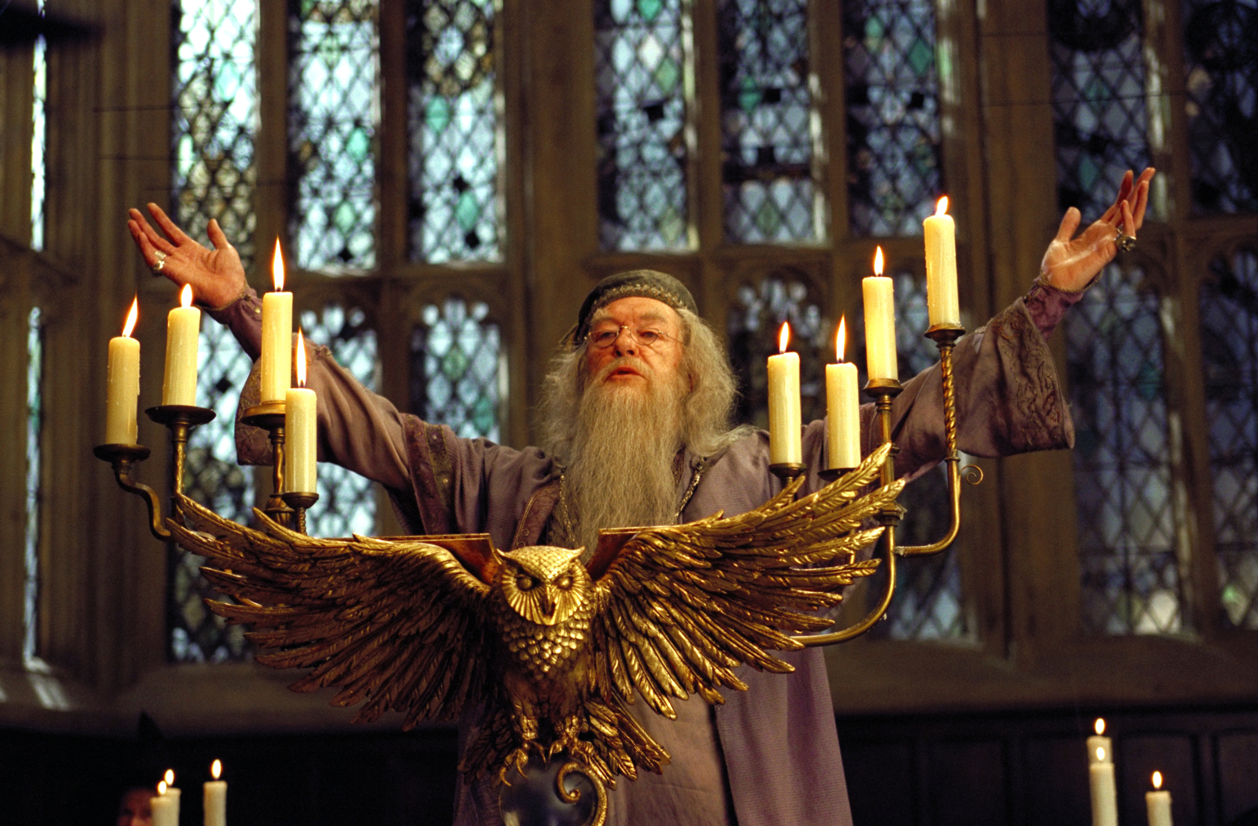 Đọc lại Harry Potter: Albus Dumbledore và biểu tượng của thượng đế