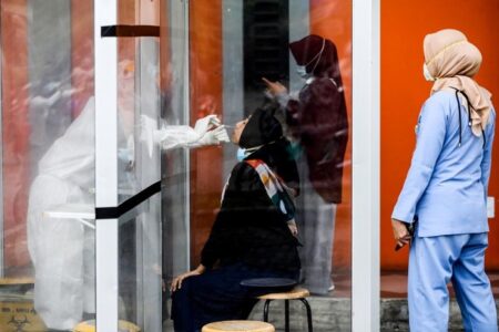Ưu tiên giới trẻ: Tại sao Indonesia chọn tiêm chủng “một mình một phách”?